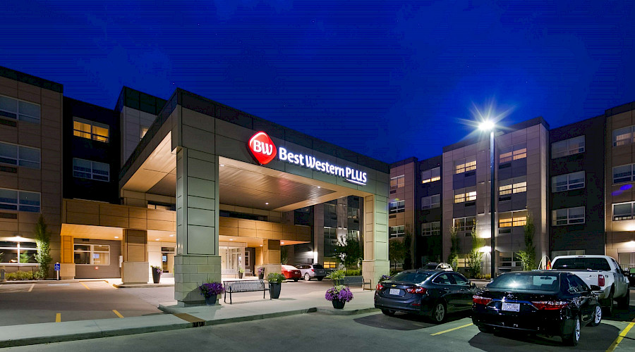 A photo of the front entrance to the Best Western Hotel at night.