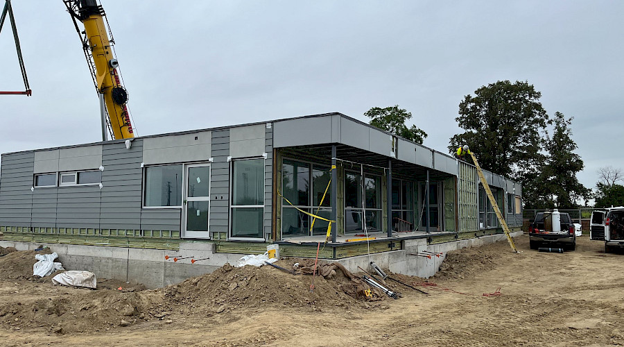 Exterior image of the prefabricated modular building being installed by the Chandos Construction and NRB Modular Solutions teams in the City of Vaughan.